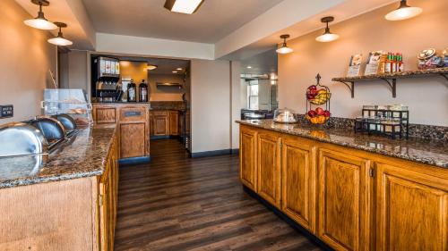 een keuken met houten kasten en een aanrechtblad bij Best Western El Reno in El Reno