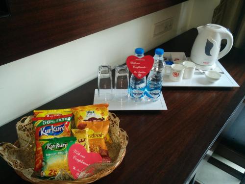 a table with a basket of chips and drinks on it at The Samilton in Kolkata