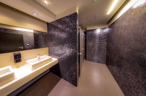 Ένα μπάνιο στο Hotel Astone Conference & Spa