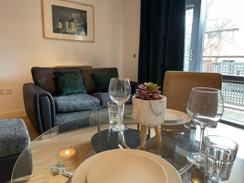 a living room with a table with wine glasses at Quality City Leicester in Leicester