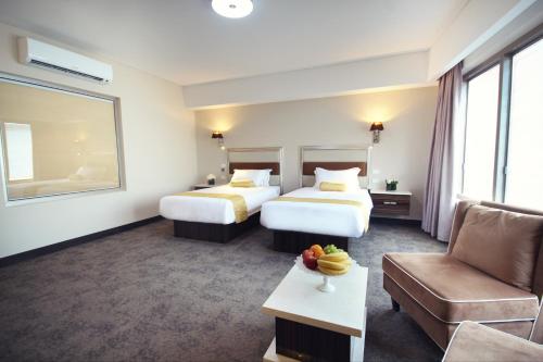 Una cama o camas en una habitación de Swan River Hotel