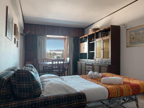 佩斯科克斯坦佐的住宿－La Baita dei Vicerè，一间卧室配有一张带两个枕头的床