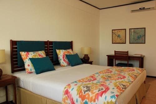 A bed or beds in a room at Hotel Timor
