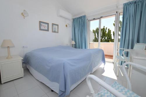 Posteľ alebo postele v izbe v ubytovaní Calahonda - Sleeps 6 - Parking - Garden - Pool