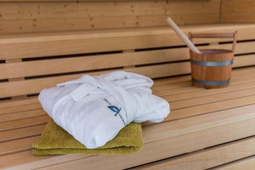 una pila de toallas sentadas en una sauna en See- und Seminarhotel FloraAlpina Vitznau, en Vitznau
