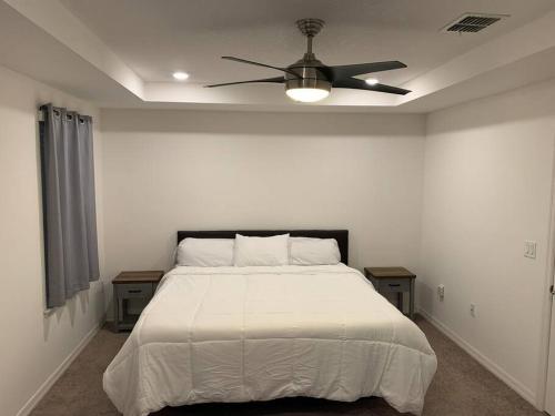 um quarto com uma cama e uma ventoinha de tecto em Cozy 3Bed 2Bath near Mets Stadium/Beach em Port Saint Lucie