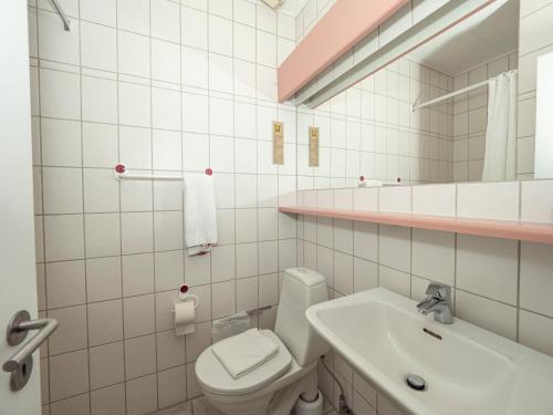 Een badkamer bij Kobæk Strand Konferencecenter