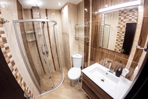 A bathroom at Bright 1BDR Apartment with a Balcony