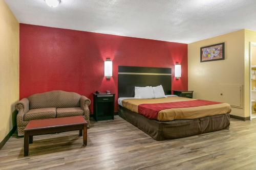 Кровать или кровати в номере Econo Lodge Jonesboro