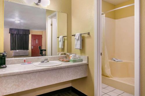 Koupelna v ubytování Econo Lodge Jonesboro