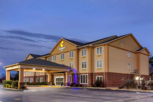 ariott hotel with a parking lot in front of it at Comfort Inn Marion - West Memphis in Marion