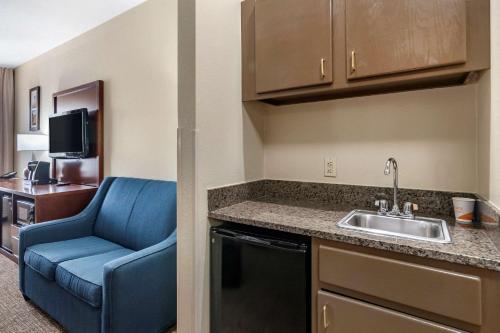 Virtuve vai virtuves zona naktsmītnē Comfort Inn & Suites Junction City - near Fort Riley
