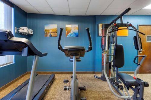 a gym with cardio equipment in a blue wall at Comfort Inn Marion - West Memphis in Marion