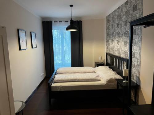 sypialnia z łóżkiem i oknem w obiekcie Moser Wellness Apartment Lux w Karlowych Warach