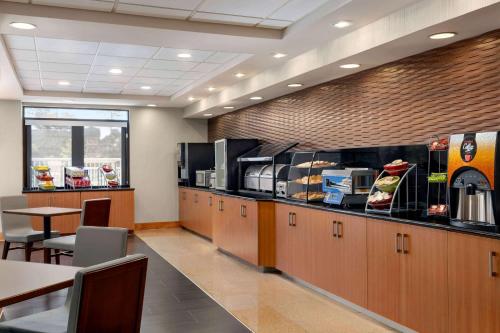 a fast food restaurant with a counter and tables at Wingate by Wyndham Wilmington in Wilmington
