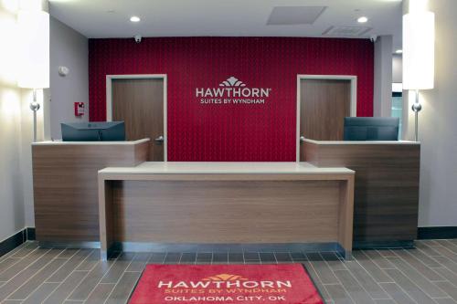 Лобби или стойка регистрации в Hawthorn Extended Stay by Wyndham Oklahoma City Airport