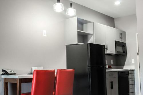 Кухня или мини-кухня в Hawthorn Extended Stay by Wyndham Oklahoma City Airport
