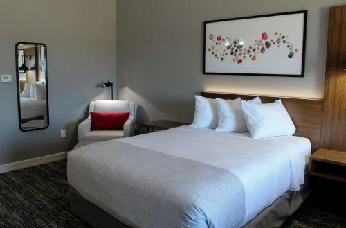 Кровать или кровати в номере Hawthorn Extended Stay by Wyndham Oklahoma City Airport