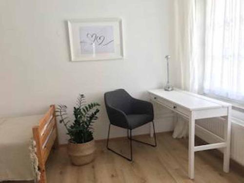a desk and a chair in a room at Gästehaus Lurger in Krems an der Donau