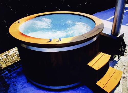 Orozca Farmhouse Lagoon Pool with Retro Hot Tub and Wi-Fi ...
