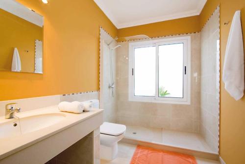 プラヤ・ブランカにあるFemesのバスルーム(洗面台、トイレ付)、窓が備わります。
