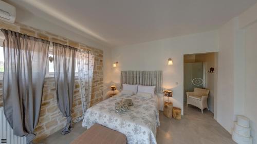 En eller flere senge i et værelse på Villa Ella-Pitsidia-Kreta