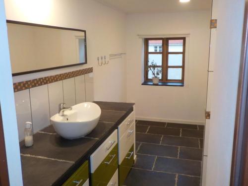 賽比的住宿－Lyngsågaard K，一间带水槽和镜子的浴室