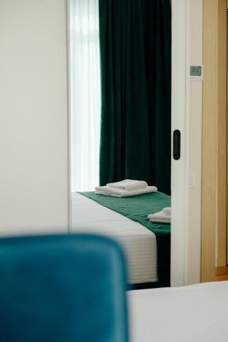 Postel nebo postele na pokoji v ubytování White Sails Residential Hotel