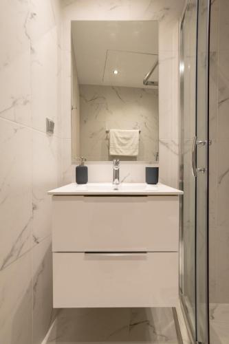 A12 Pristine 1bedrooom flat near Parthenon in Athens' heart