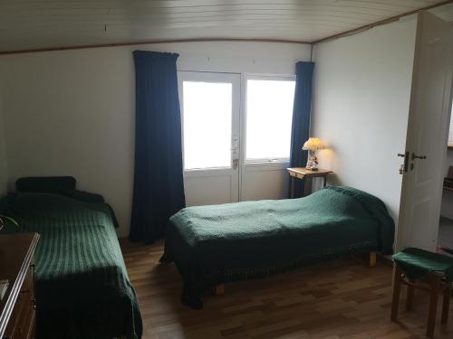 a bedroom with two beds and a window at Keramikhuset 2 komma 0, smuk natur og hjemlig hygge in Horsens