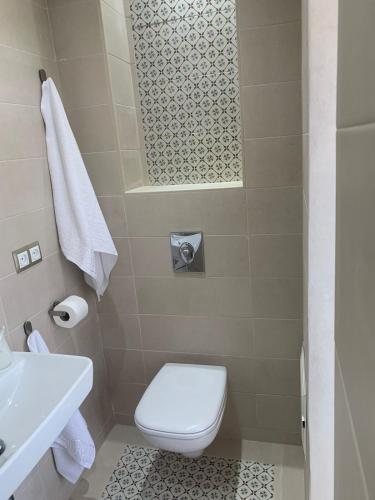 a bathroom with a toilet and a sink at Riad L'Aéroport in Marrakech