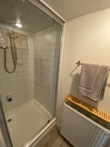 y baño con ducha y cabina de ducha acristalada. en Cobbler's Cottage at Kindrochet, Strathtay en Pitlochry