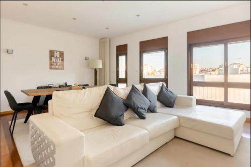 Central Porto 4BR apartment in Porto City center 2MIN METRO and WALK Aliados