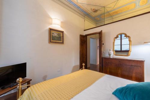 フィレンツェにあるFirenze Rentals - Piazza Signoriaのベッドルーム(ベッド1台、薄型テレビ付)