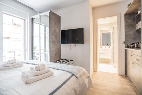 Postel nebo postele na pokoji v ubytování A13 Pristine & Sunny 30m2 flat near Syntagma sq