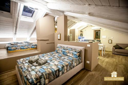1 Schlafzimmer mit 2 Betten in einem Zimmer in der Unterkunft La Casa dell'Olmo - Suite Apartment Cuneo in Cuneo