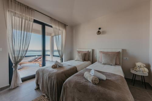 Posteľ alebo postele v izbe v ubytovaní Lux Villa Core with amazing view and heated pool