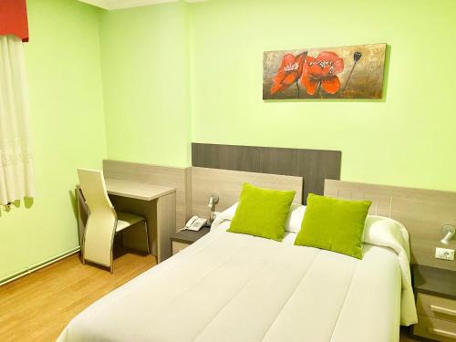 Un pat sau paturi într-o cameră la Hotel Spa Galatea