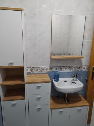 ein Bad mit einem Waschbecken und einem Spiegel in der Unterkunft APARTAMENTO Daniel in Benalmádena