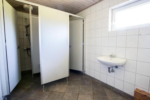 y baño con lavabo y espejo. en Camp Nørager, en Avlum