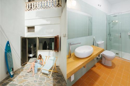 kobieta siedząca na krześle w łazience w obiekcie Punta Paradiso w mieście Punta del Hidalgo