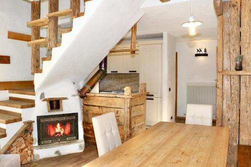 a living room with a table and a fireplace at Appartamenti Diva in Livigno