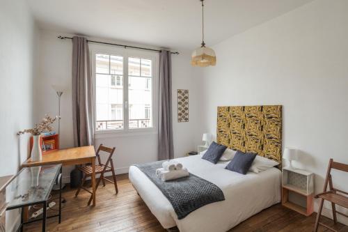 une chambre avec un lit, un bureau et une fenêtre dans l'établissement DUCHESSE - Appartement cosy en cœur de ville, à Rennes