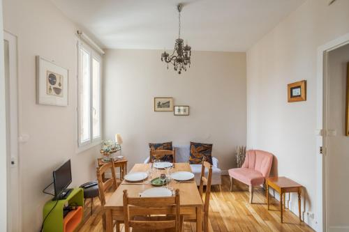 une salle à manger avec une table et des chaises dans l'établissement DUCHESSE - Appartement cosy en cœur de ville, à Rennes