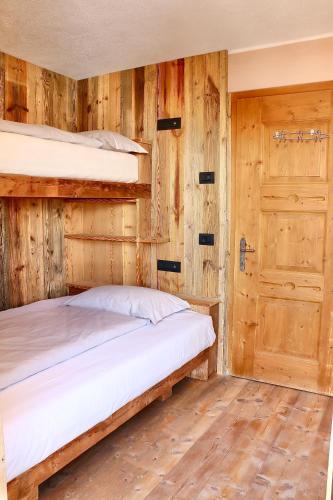 two bunk beds in a room with a door at Appartamenti Diva in Livigno
