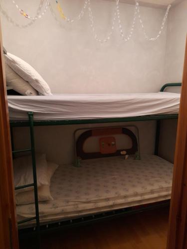 Ein Etagenbett oder Etagenbetten in einem Zimmer der Unterkunft SESTRIERE Fronte Piste