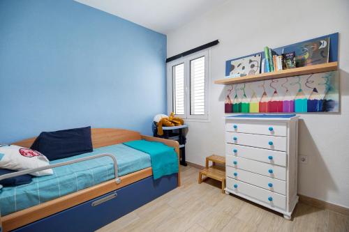 a childs bedroom with a bed and a dresser at Apartamento Caepionis in Chipiona