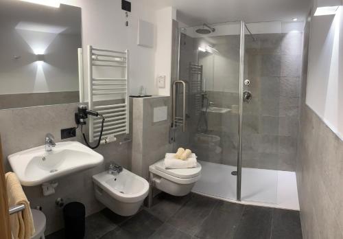 A bathroom at Hotel Genziana