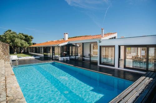 a swimming pool in front of a house at FOZ DO NEIVA 17 - Estadia de luxo em Foz do Neiva, Esposende, Portugal in Moldes