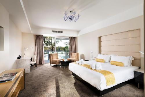 Tempat tidur dalam kamar di Swan River Hotel